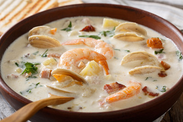 American cuisine: New England clam chowder soup macro. horizontal - obrazy, fototapety, plakaty