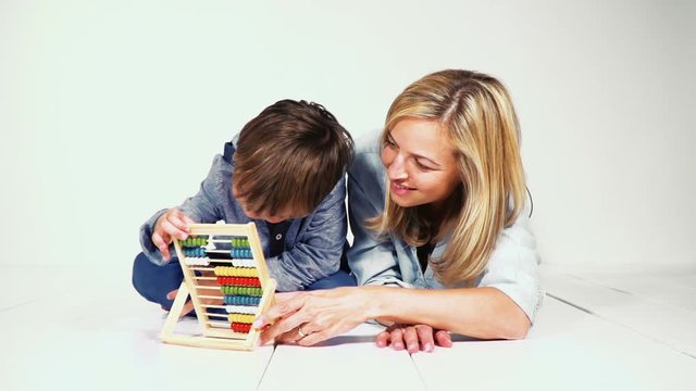 mutter und sohn lernen rechnen mit einer rechenmaschine