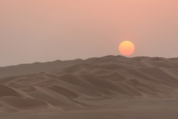 Sonnenuntergang hinter den Sanddünen