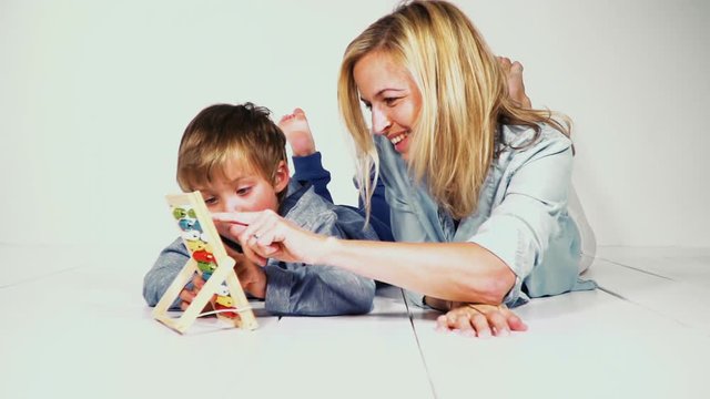 mutter und sohn lernen rechnen mit einer rechenmaschine
