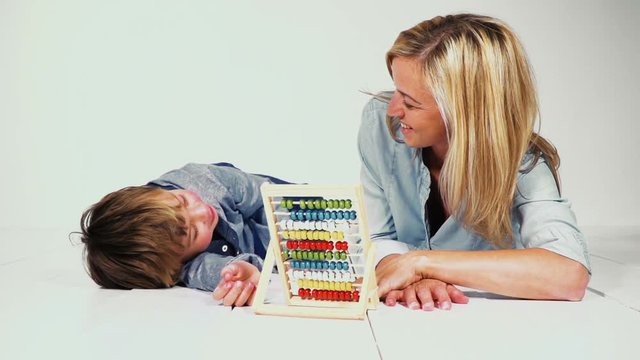 mutter und sohn lernen rechnen mit einer rechenmaschine