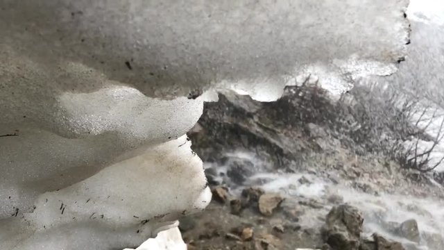 dağlardan gelen  kar sularının şelaleler oluşturması