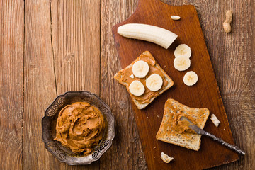 sandwich with peanut butter and banana