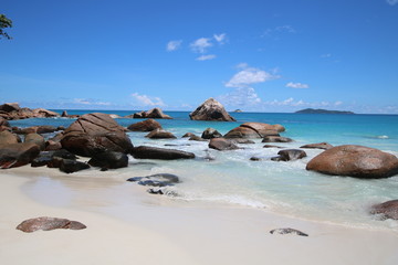 Fototapeta na wymiar Anse Lazio Beach, Praslin Island, Seychelles, Indian Ocean, Africa / The beautiful white sandy beach is bordered by large red granite rocks. 