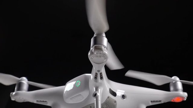Quadrocopter starts rotating propellers