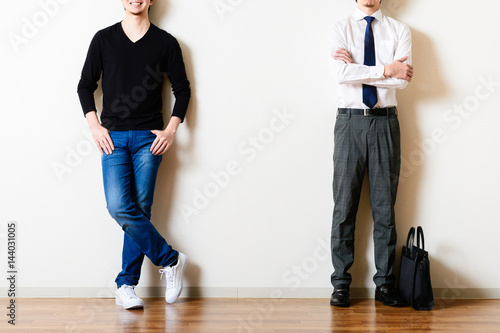 スーツと私服の男性 比較 サラリーマンとフリーランサー Wall Mural Beeboys スーツと私服の男性 比較 サラリーマンとフリーランサー Wall Mural Beeboys