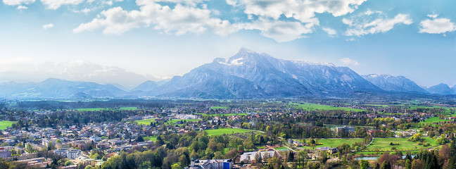 Fototapeta premium Kraj związkowy Salzburg, Austria. Panoramiczny widok na ziemie Salzburga z zamku Hohensalzburg. W tle alpejska góra Untersberg