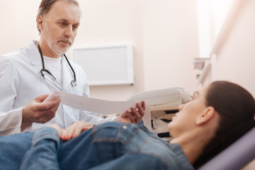 Obraz premium Supporting mature specialist describing the results of patients tests