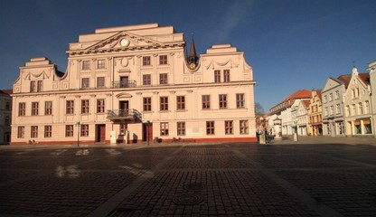 Fototapeta na wymiar Marktplatz mit Rathaus der Barlachstadt Güstrow in Mecklenburg