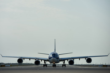 Obraz premium Prywatny samolot pasażerski przejmujący pas startowy lotniska. Użyj do transportu lotniczego i motywu podróżnego.