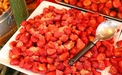Preserve strawberry fruit spicy, sprinkle with sugar, chili powder and salt