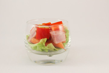 Mix of lettuce, ham, sweet pepper, tomato, seasoned with olive oil