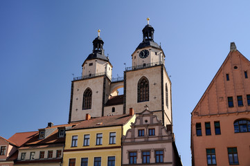 Fototapeta na wymiar Lutherstadt Wittenberg, Häuser am Markt, im Hintergrund Stadtkirche Sankt Marien