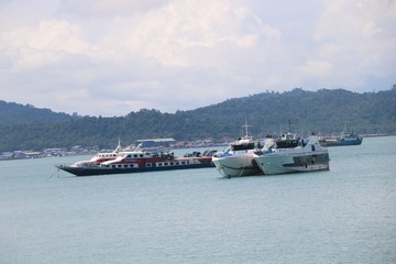 Fototapeta na wymiar Ships are parked in sea