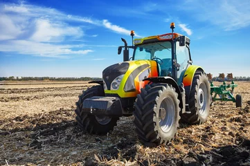 Foto op Plexiglas Powerful tractor working in a field © VeremeeV_1980