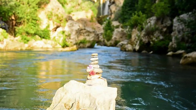 Sakin Akan Dere Sularında Zen Sanatı