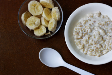 A plate of oatmeal.