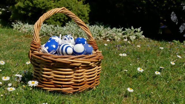 Korb mit Ostereiern - Kamerafahrt