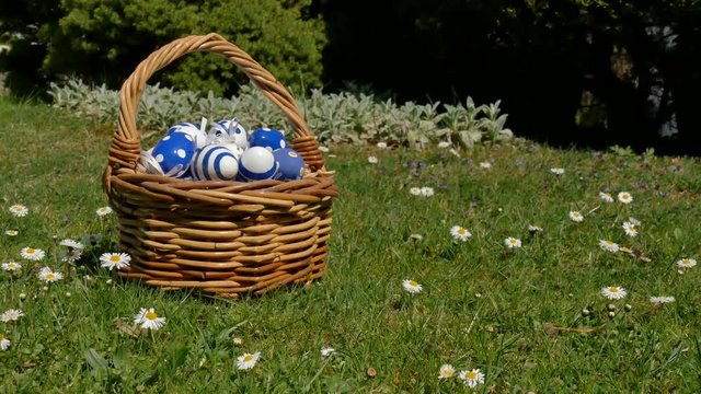 Korb mit Ostereiern - Kamerafahrt