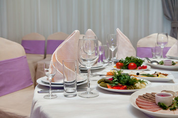 столовые приборы и еда на столе