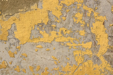 Peinture fissurée brune sur une surface en béton gris