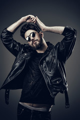  Jeune Hipster en blouson cuir, se coiffe