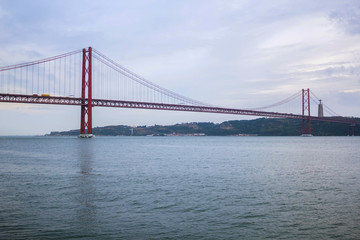 Fototapeta premium Most 25 de Abril w Lizbonie w Portugalii