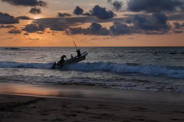 Рыбаки уходят в море на вечернюю рыбалку.
