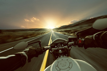 Fototapeta premium Motocykl na wiejskiej drodze