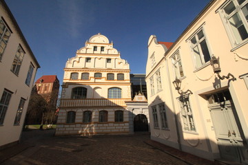 Fototapeta na wymiar Blickwinkel in der Güstrower Altstadt / Blick auf den Giebel der Domschule und den Dom im Hintergrund