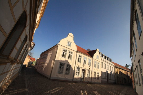 Blickwinkel in der G&uuml;strower Altstadt / Kerstingstra&szlig;e Ecke Schulstra&szlig;e an der Domschule
