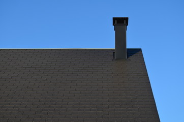 Toiture et cheminée d'une nouvelle construction.