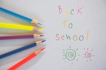 Naklejka premium “ back to school ”Written on white paper and Crayon.