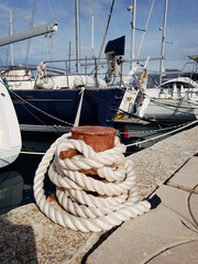 Obraz premium Close-up of mooring lines and ropes on the dock