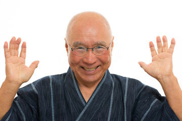 ガッツポーズで笑顔のシニア