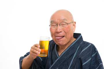 日本の夏ビールを飲むシニア