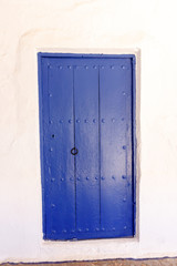 Puerta de madera azul