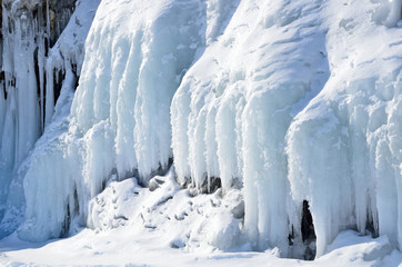 Fototapeta na wymiar Ледяные наплески на прибрежных скалах на острове Ольхон, озеро Байкал