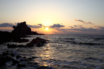 Obraz premium Sunrise and morning light on pacific ocean beach with rocks and water