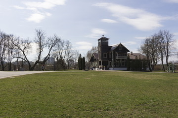 Fototapeta na wymiar Ancient manor in Loshitsa park in Minsk