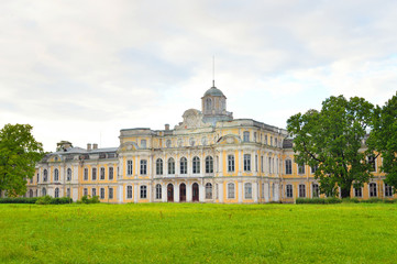 Fototapeta na wymiar Baroque palace in the estate Znamenka.