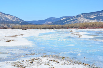 Сибирь, Иркутская область. Река Голоустная зимой
