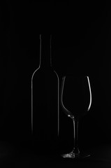 Натюрморт, бокал и бутылка вина