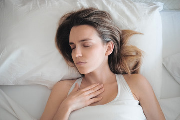 Obraz na płótnie Canvas Donna a letto con mal di gola,tosse o influenza 