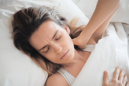 Donna con mal di collo, cervicale o strappo muscolare