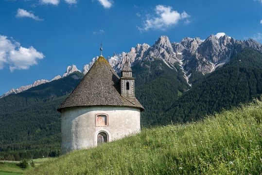 Dobbiaco/Toblach, Dolomites, South Tyrol, Italy. The chapel of Lerschach. In the background the peaks of Haunold/Croda dei Baranci