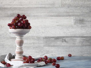 Rote Weintrauben lecker angerichtet vor hellem Hintergrund