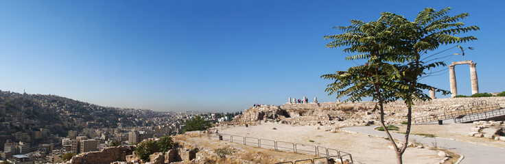 Fototapeta na wymiar Giordania, 01/10/2013: lo skyline di Amman e le rovine del Tempio di Ercole, la struttura romana più significativi nella Cittadella di Amman, sito archeologico e uno dei nuclei originari della città