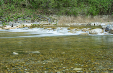 Schöner Wasserfall in idyllischer Natur in der Schweiz im Sommer am Bach