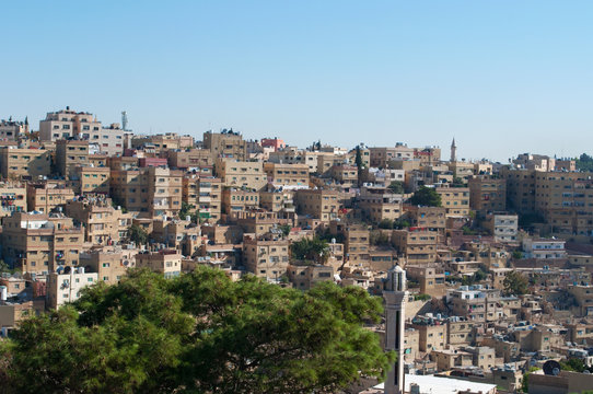 Giordania, 01/10/2013: lo skyline di Amman, la capitale e la città più popolosa del Regno hashemita di Giordania, con gli edifici, i palazzi e le case